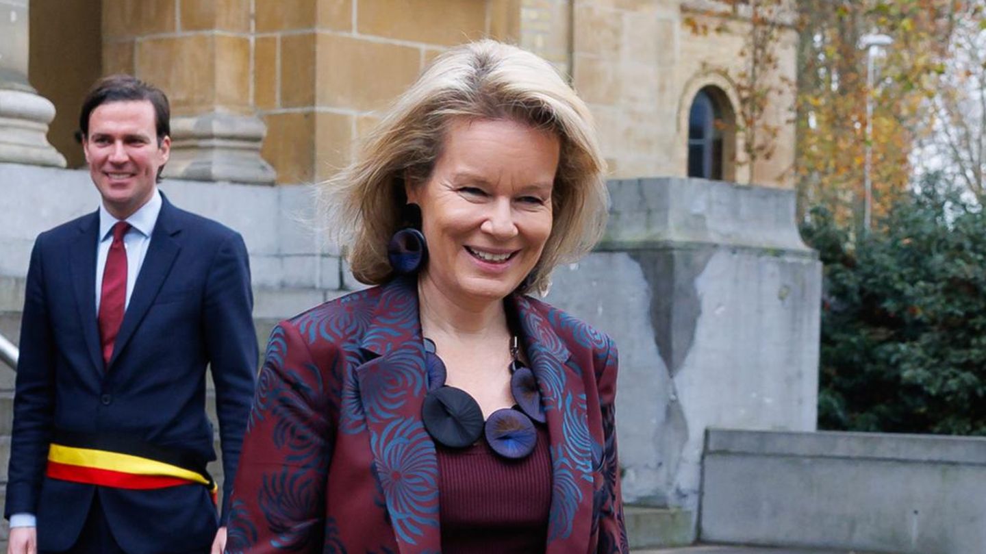 Royale-Fashion-Looks-Im-Museum-der-Sch-nen-K-nste-wird-sie-fast-selbst-zum-Ausstellungsst-ck