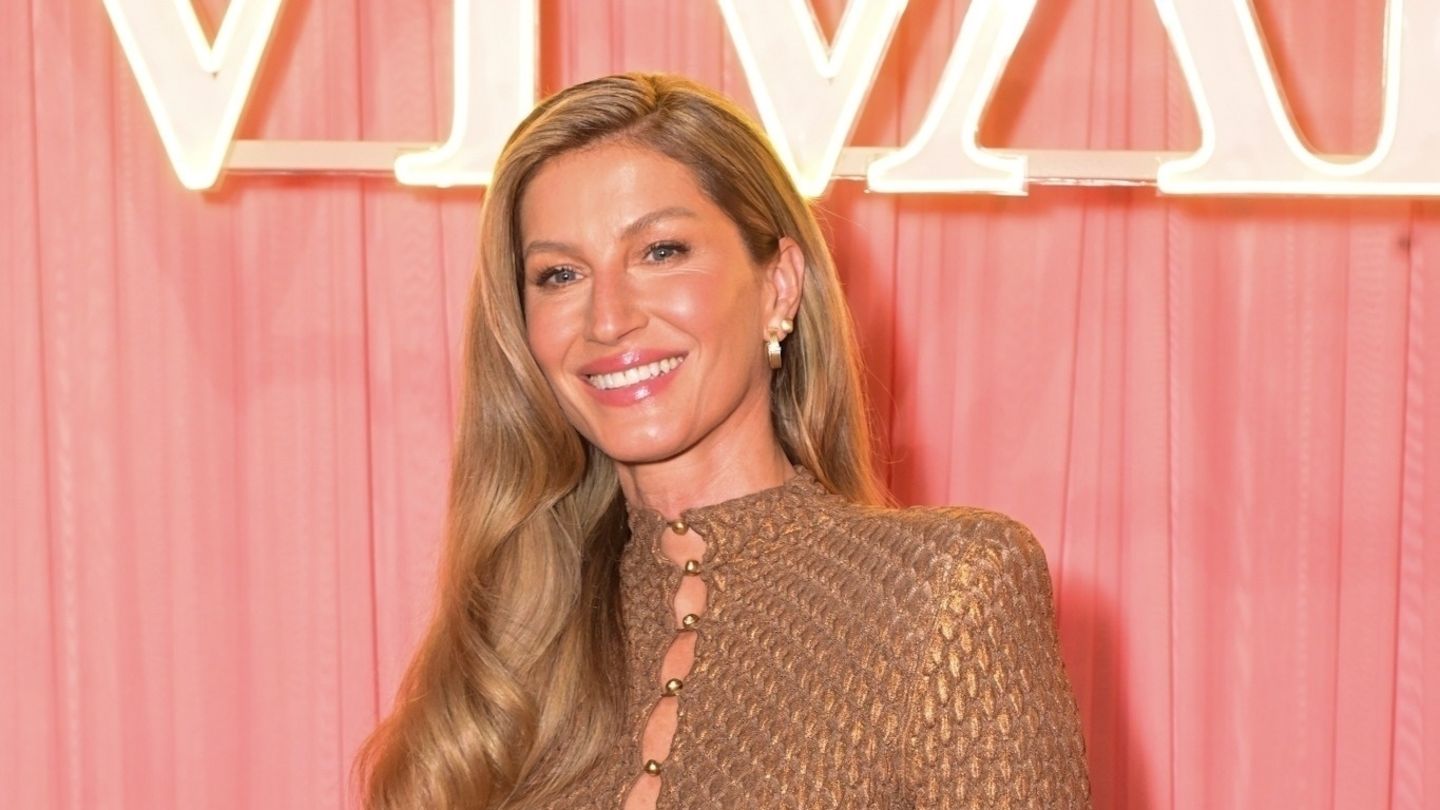 Red-Carpet-Style-2025-Im-hautengen-Kleid-und-XL-Ausschnitt-setzt-sie-ihren-trainierten-K-rper-in-Szene