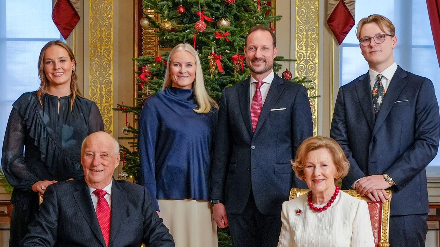Prinzessin-Mette-Marit-F-r-den-Weihnachtsgru-geben-sich-Prinzessin-Mette-Marit-und-Co-tapfer