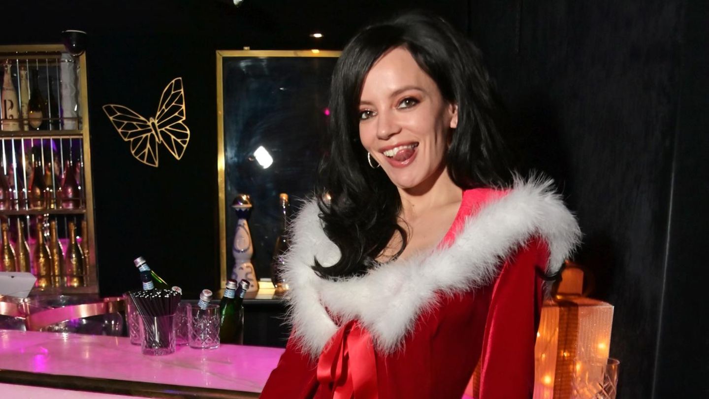 Was sonst noch passiert: Lilly Allen wird bei Weihnachtsfeier im Stripclub zum sexy Santa