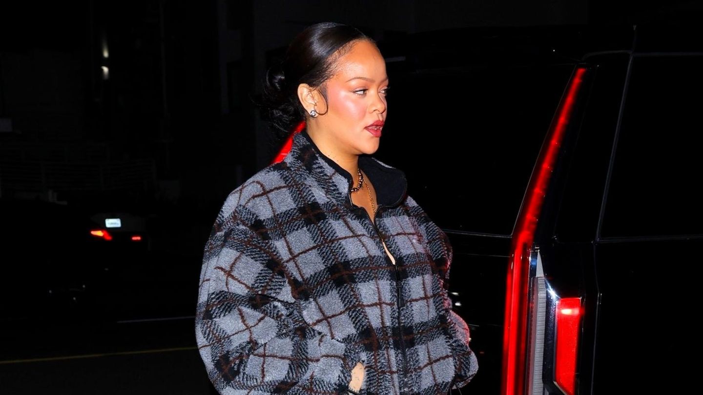 Fashion-Looks-Rihanna-zeigt-wie-l-ssig-Mustermix-Looks-aussehen-k-nnen