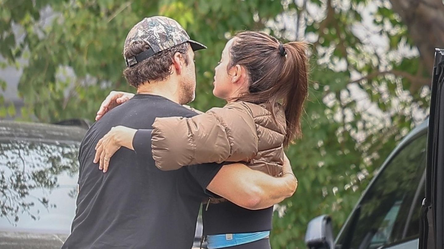 Spotted-Diese-beiden-Hollywoodstars-liegen-sich-pl-tzlich-in-den-Armen