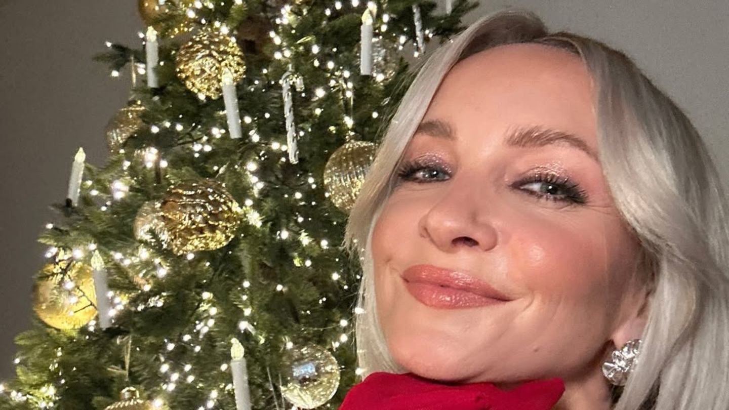 Besondere-Augenblicke-Sie-sorgt-f-r-einen-besonders-glanzvollen-Moment-unterm-Weihnachtsbaum