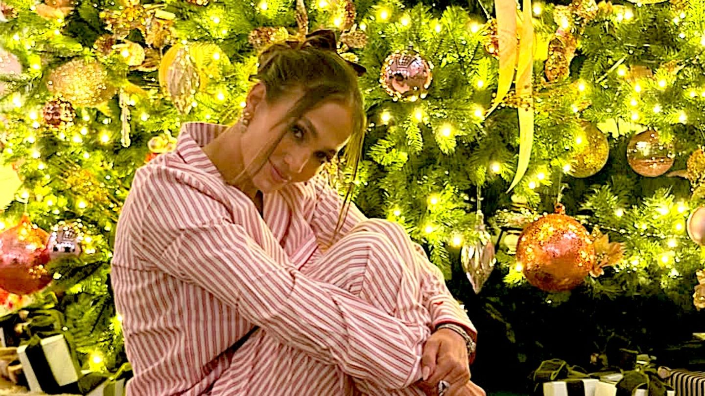 Weihnachten-2025-JLo-schwebt-auf-der-rosaroten-Weihnachtswolke