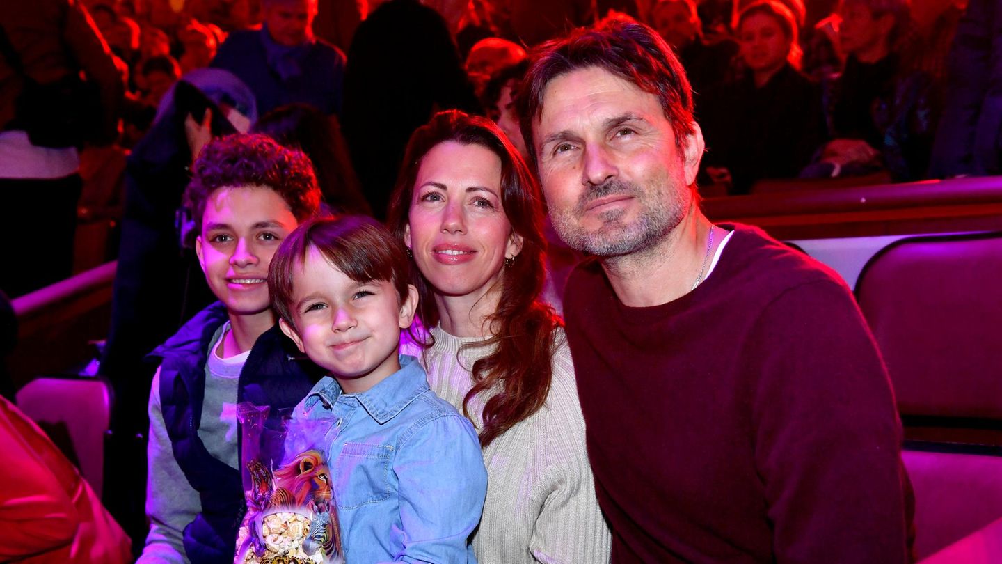 Simon-Verhoeven-Absolute-Seltenheit-Senta-Bergers-Sohn-zeigt-sich-mit-seiner-ganzen-Familie