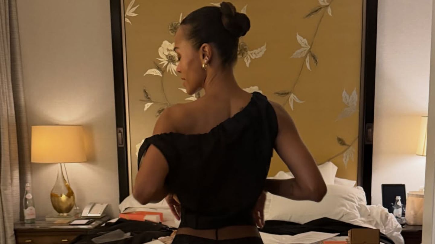 Der-Po-der-Stars-Sie-teilt-sexy-Weihnachtsfoto-zu-Ehren-der-Geschenksaison-