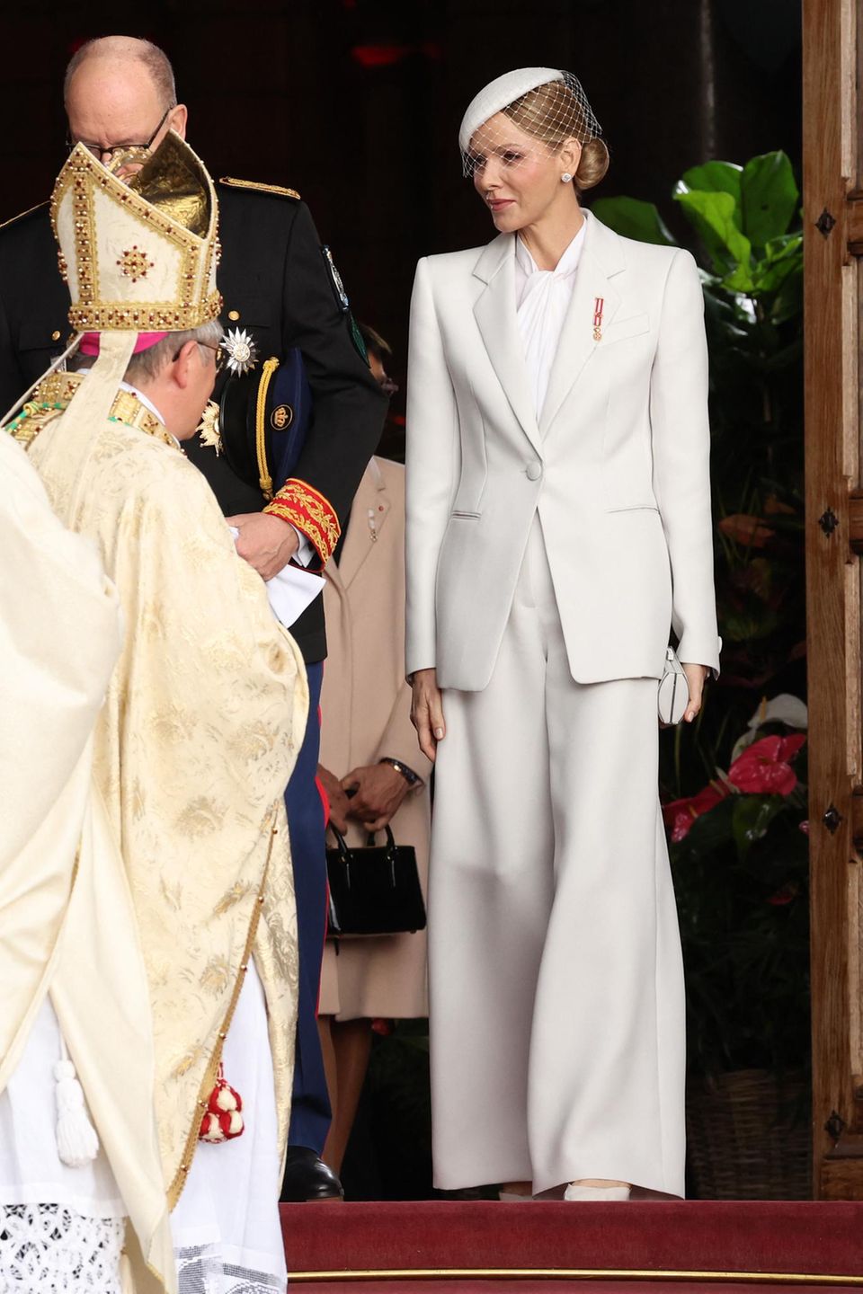 Fürstin Charlène in einem weißen Komplettlook