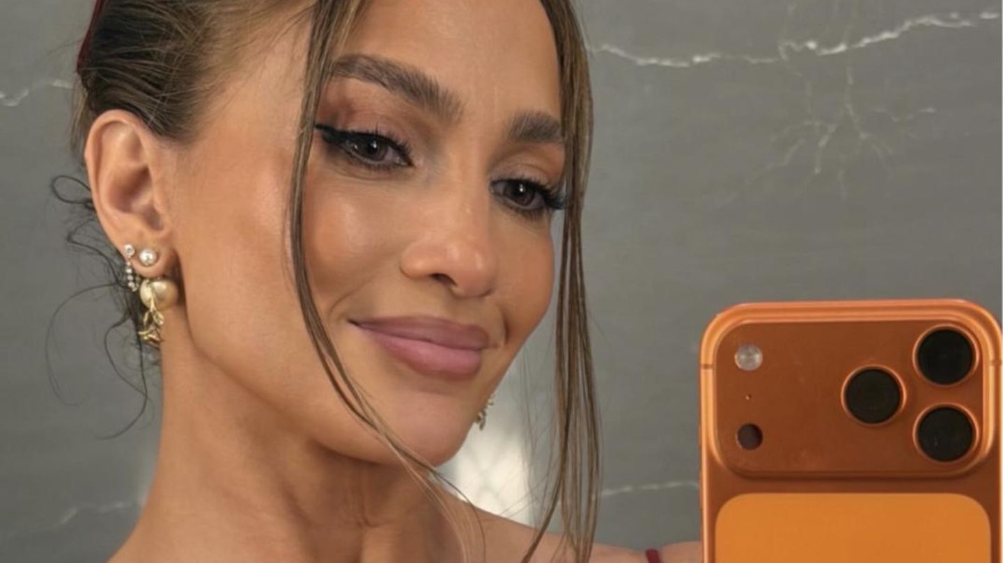 Photoshop-Fails-Photoshop-Fail-Bei-ihrem-sexy-Spiegelselfie-wurde-nachgeholfen