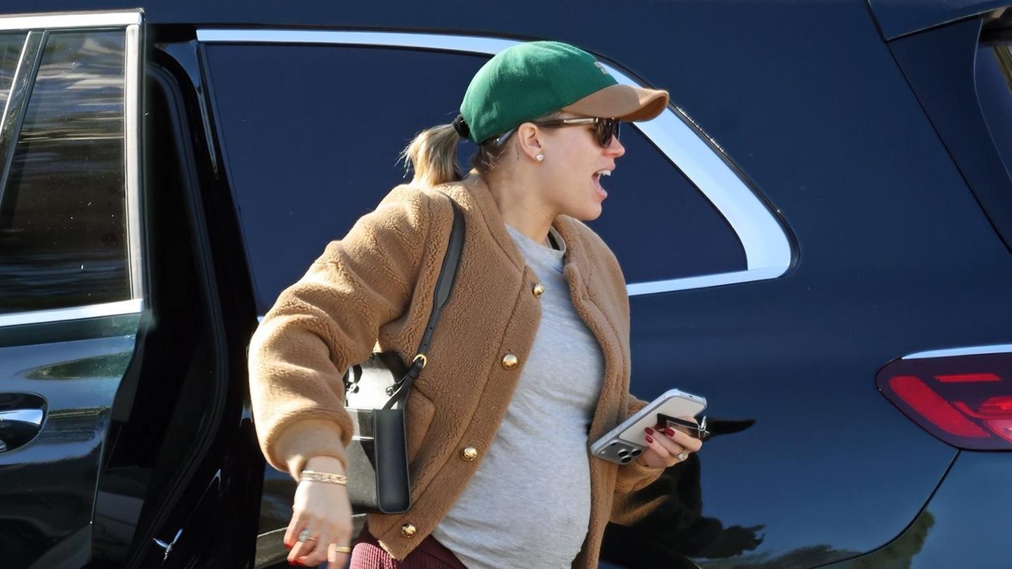 Sch-n-schwanger-Ihre-Babykugel-l-sst-sich-auch-im-Jogging-Look-nicht-verbergen