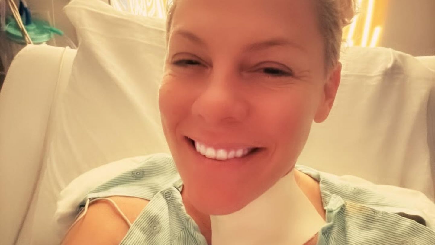 Pink-Pink-verbrachte-den-Silvesterabend-allein-im-Krankenhaus