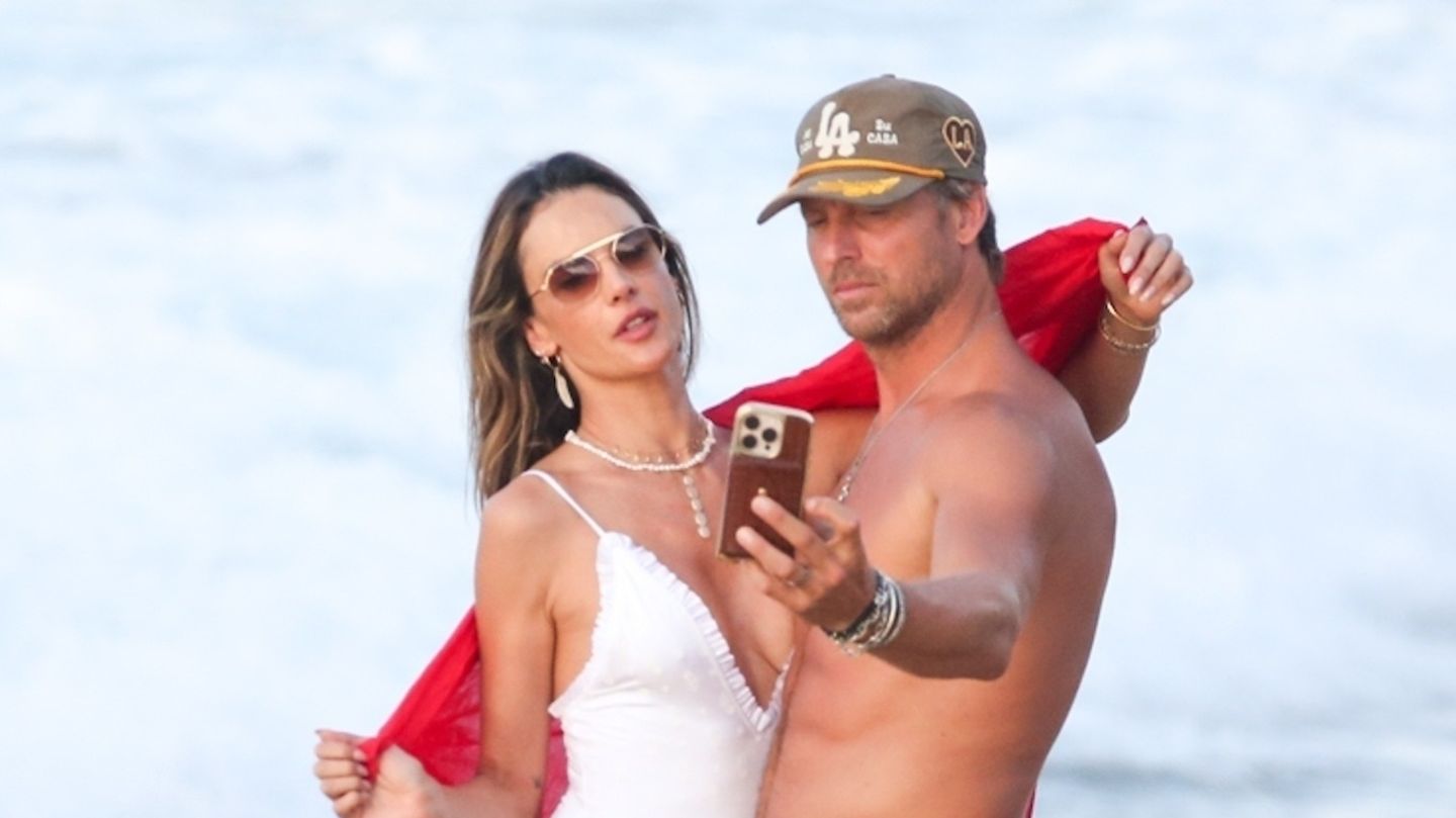 Nasse-Nixen-Alessandra-Ambrosio-zelebriert-das-neue-Jahr-im-hei-en-Strandlook