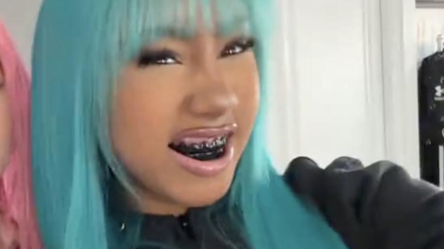 modische-minis-kim-kardashians-tochter-zeigt-sich-mit-schwarzen-z-hnen