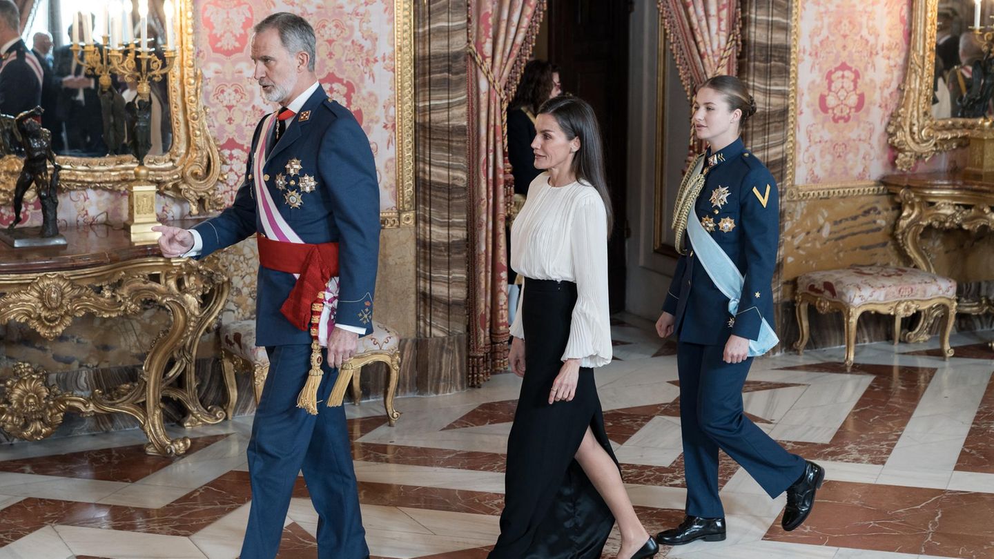 K-nigin-Letizia-Beim-Neujahrsgru-in-Madrid-zeigt-sie-berraschend-viel-Bein