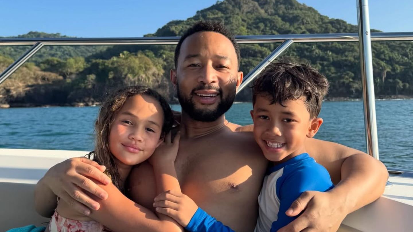 John-Legend-Chrissy-Teigen-Bei-Bootstour-kuscheln-sich-Luna-und-Miles-an-Papa-John-Legend