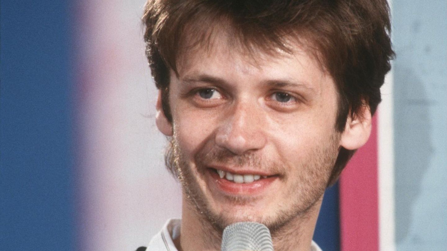 stars-im-beautywandel-knacken-sie-den-jackpot-wer-ist-dieser-mann-in-blumen-weste