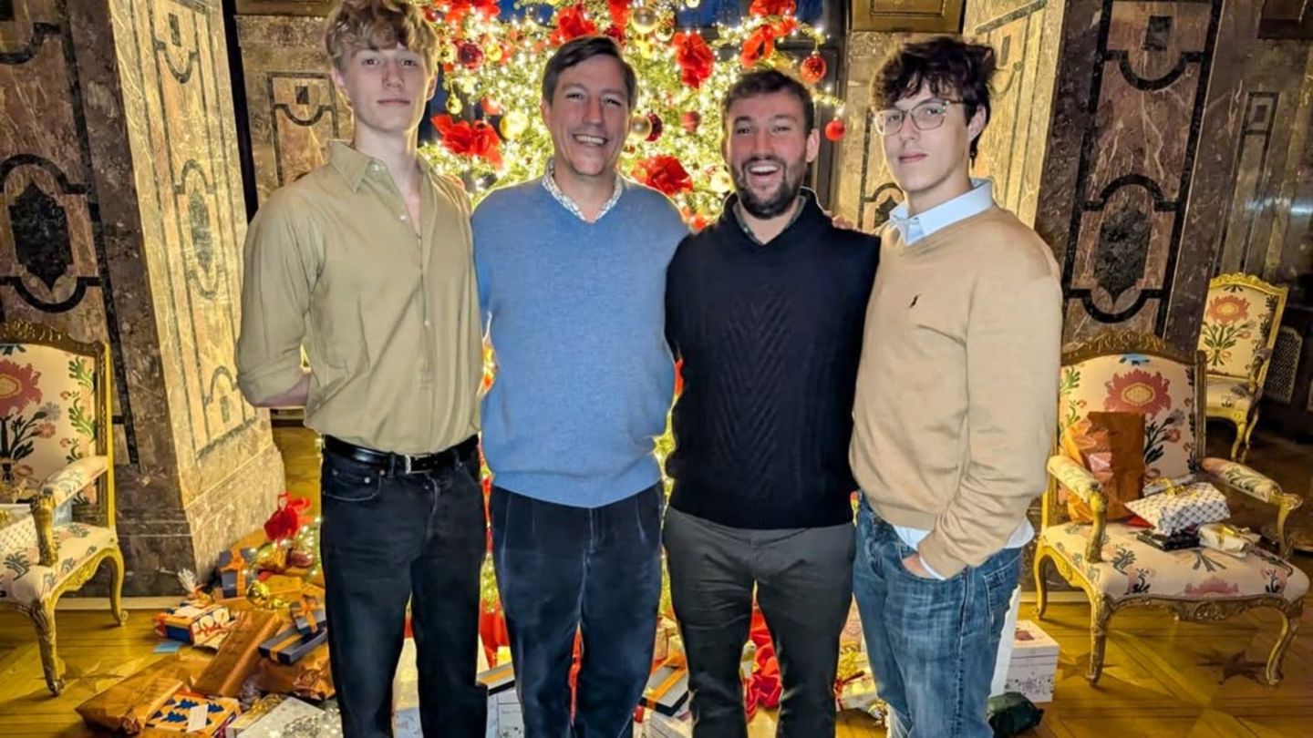 High-Heels-Sneaker-Co-Erwischt-Diese-s-en-Schuhe-tr-gt-er-wenn-eigentlich-keiner-hinschaut