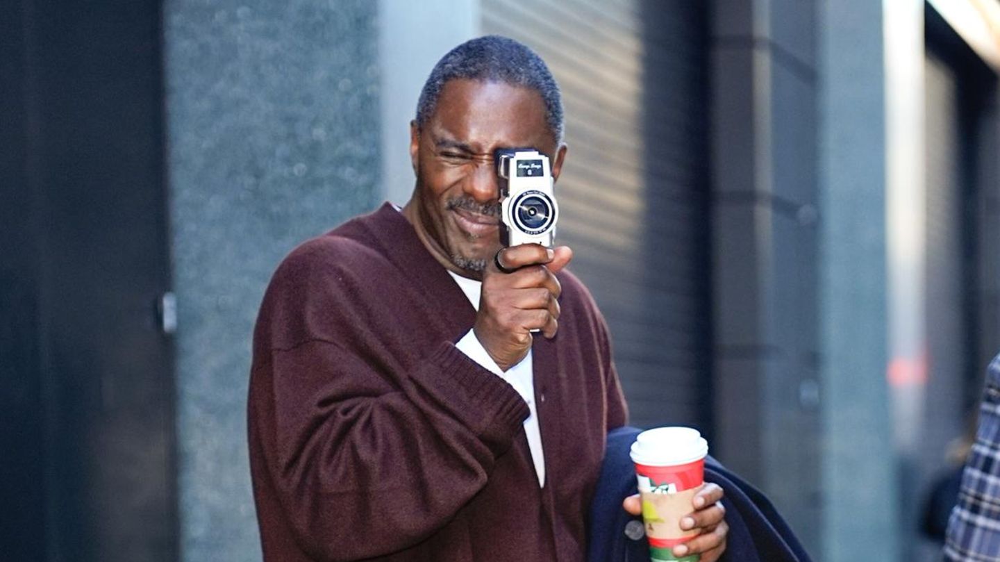 Spotted-Hollywoodstar-Idris-Elba-macht-humorvoll-Jagd-auf-Paparazzi