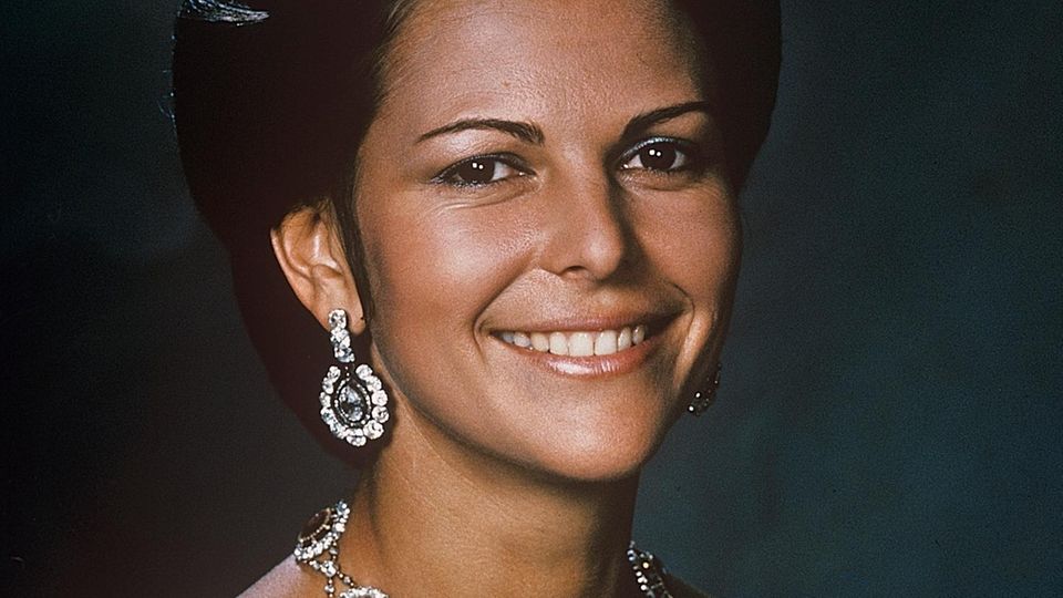 Королева Сильвия в диадеме Браганса на портрете 1978 года.