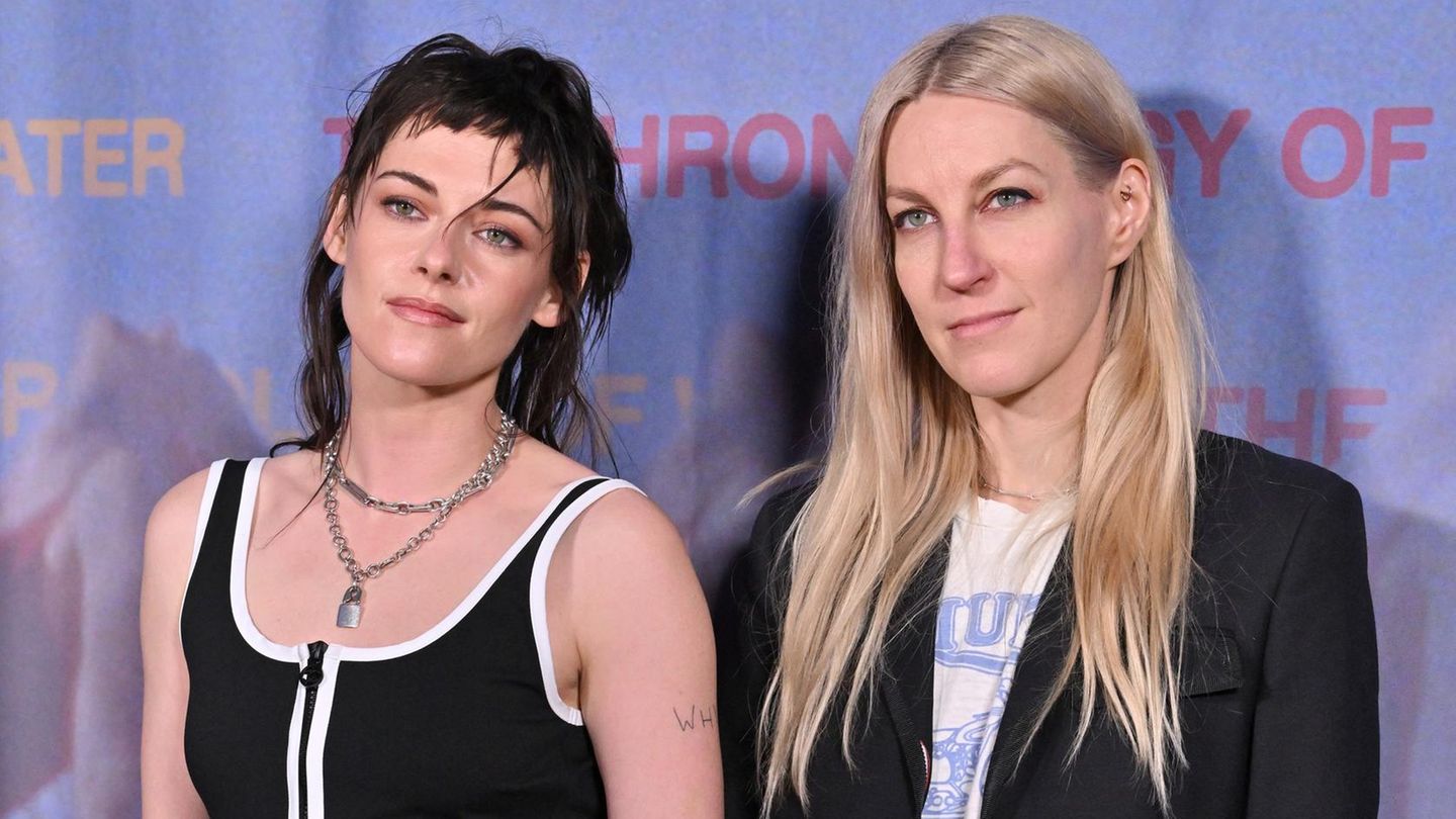 couple-looks-kristen-stewart-und-ihre-frau-zeigen-sich-hand-in-hand-auf-dem-roten-teppich