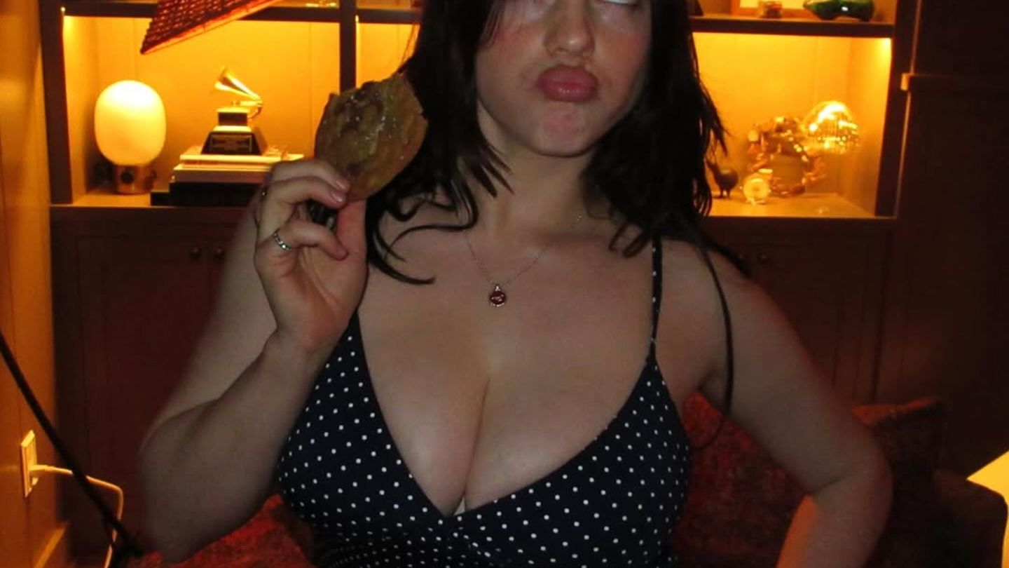 wow-dekollet-co-bei-diesem-foto-haben-fans-nicht-nur-augen-f-r-ihren-neuen-style