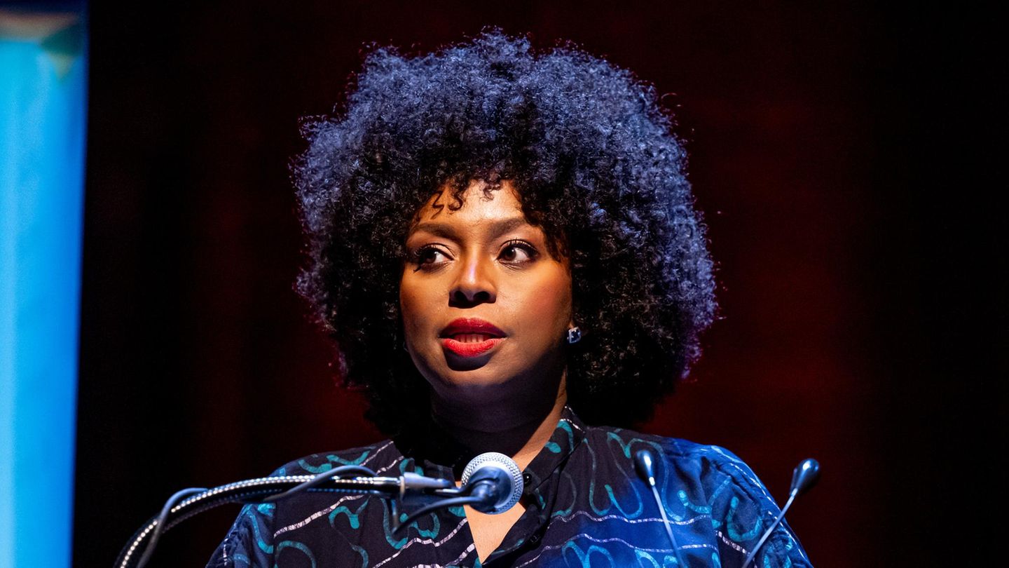 Chimamanda-Ngozi-Adichie-Star-Autorin-trauert-um-ihren-Sohn-21-Monate-