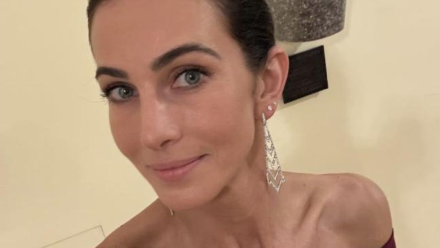 lisa-m-ller-bei-politik-event-brilliert-sie-im-figurbetonten-kleid-ohne-ehemann-thomas