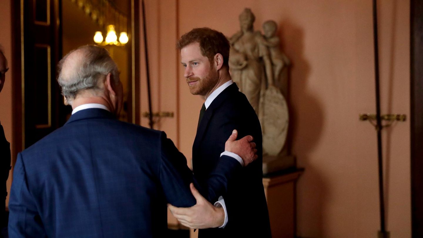 K-nig-Charles-Prinz-Harry-ffentliche-Vers-hnung-Prinz-Harry-k-nnte-bald-mit-Vater-Charles-auf-der-B-hne-stehen