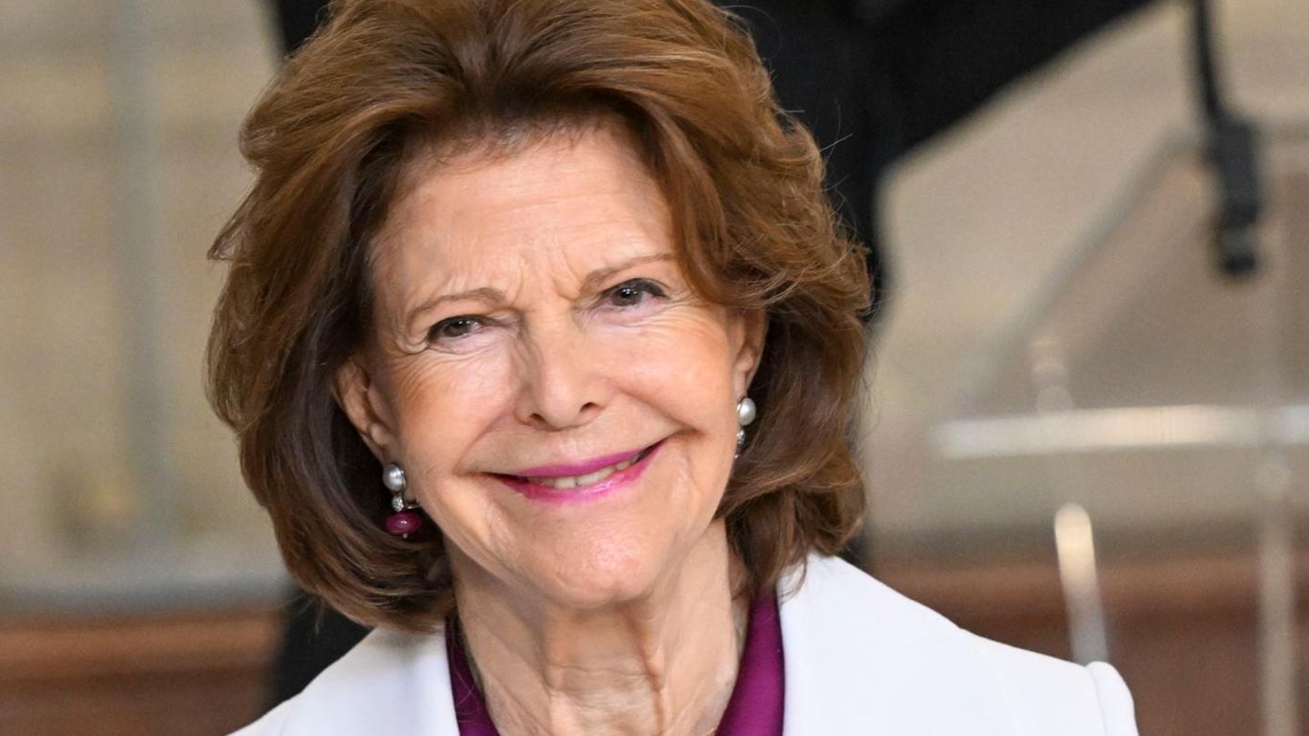 K-nigin-Silvia-R-hrendes-Detail-Sie-tr-gt-Accessoire-aus-ihrem-TV-Deb-t-in-Schweden-von-1976