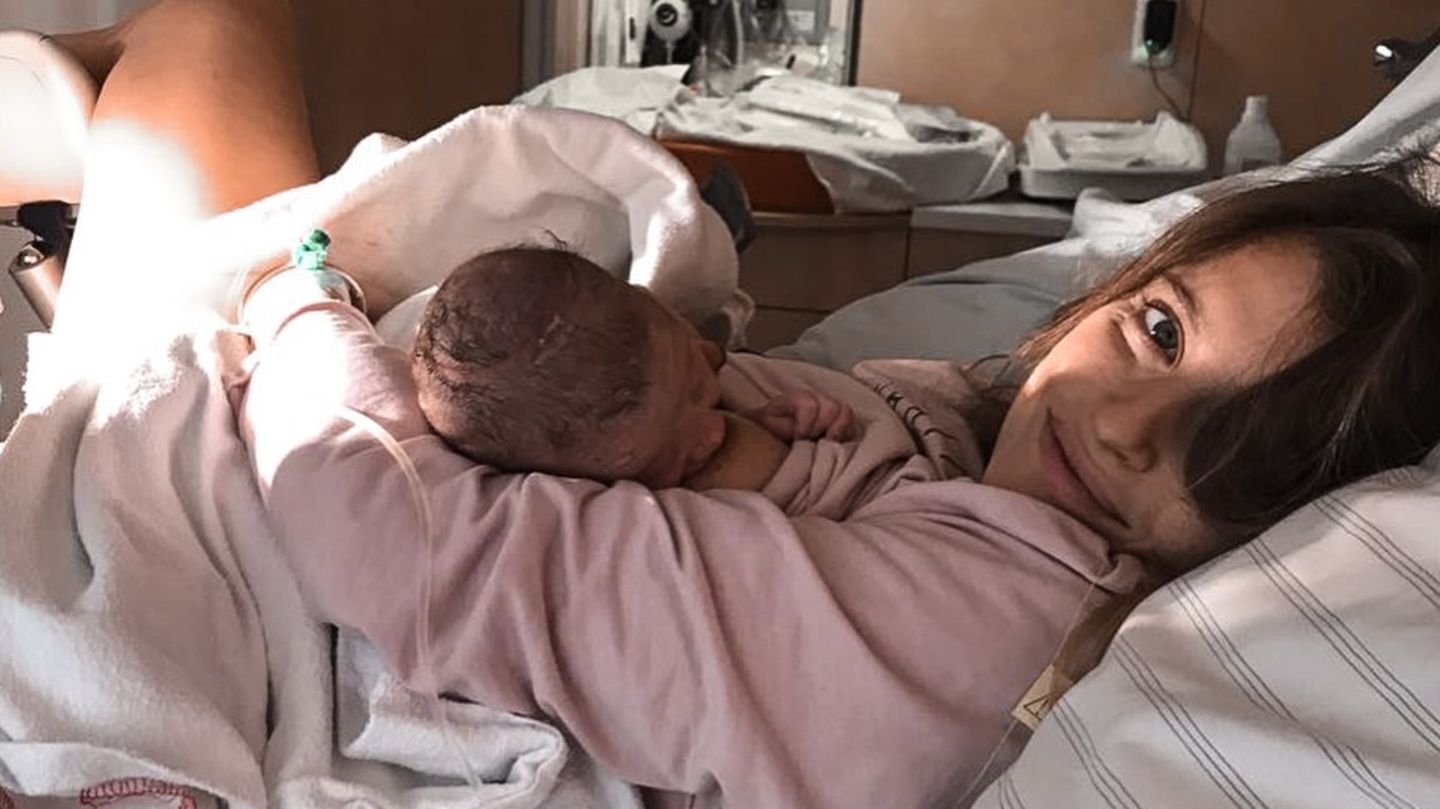 Cathy-Hummels-Cathy-Hummels-teilt-zuvor-ungesehene-Fotos-aus-dem-Krei-saal