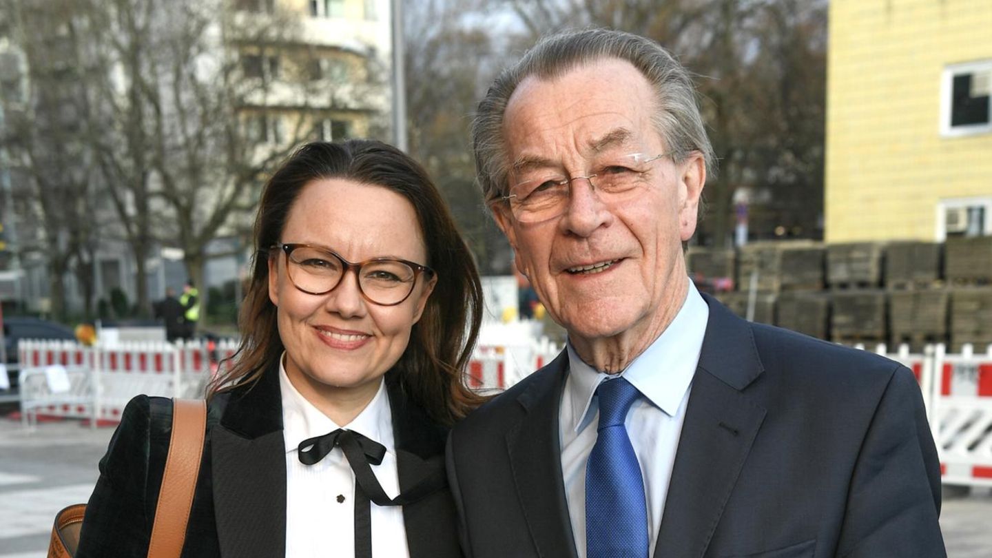 Franz-M-ntefering-Ex-Politiker-verliert-liebevolle-Worte-ber-seine-40-Jahre-j-ngere-Frau-Michelle