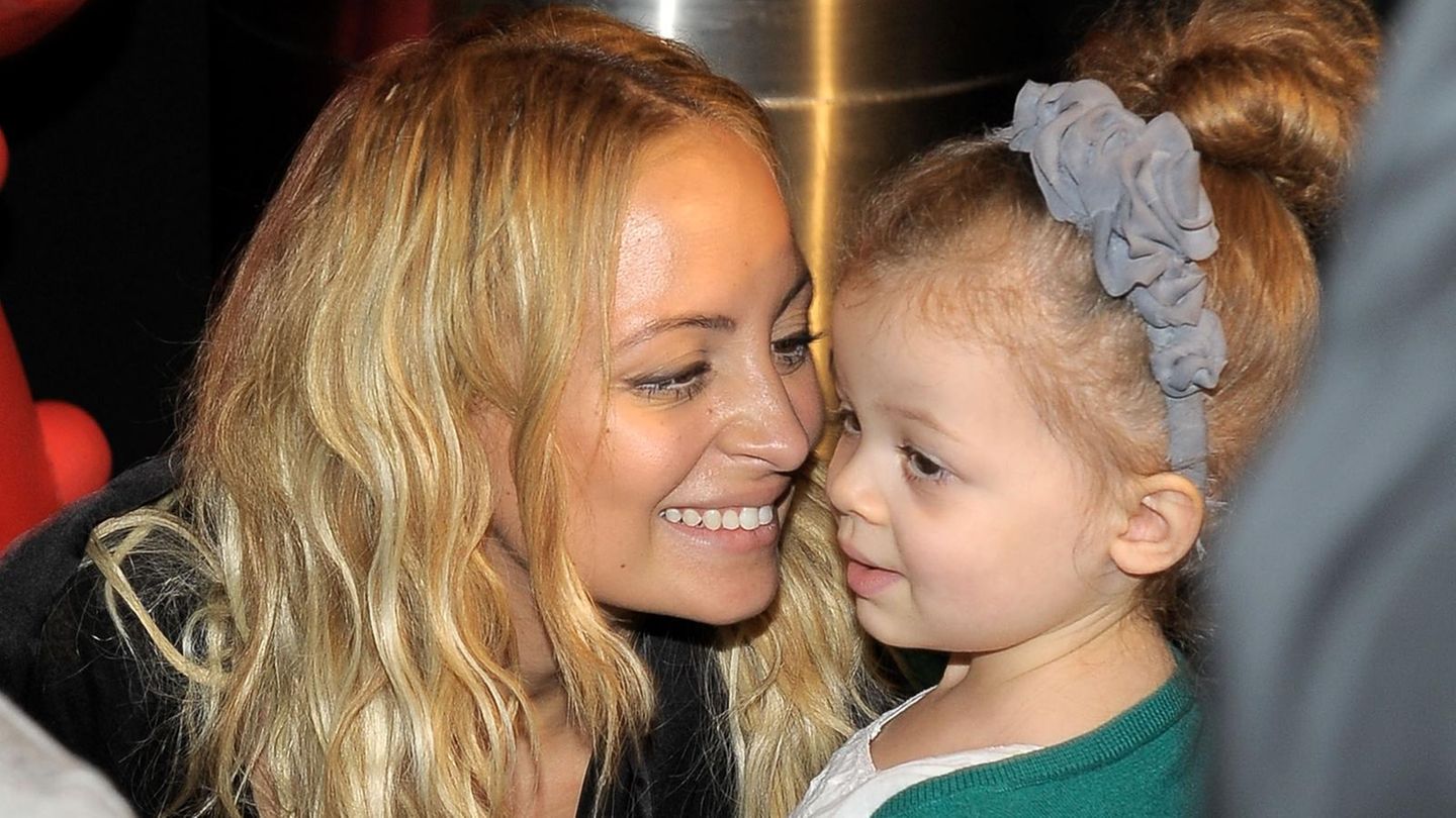 Star-Kids-Nichts-mit-s-en-Locken-mehr-ihre-Tochter-feiert-18-Geburtstag