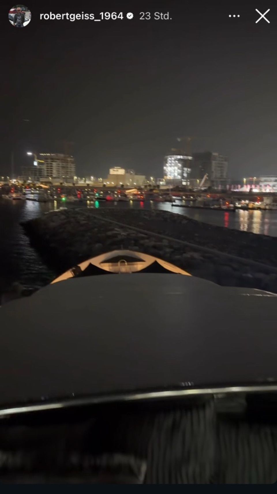 Die "Indigo Star" ist erneut ausgebremst worden. Dieses Mal durch eine Kaimauer. 