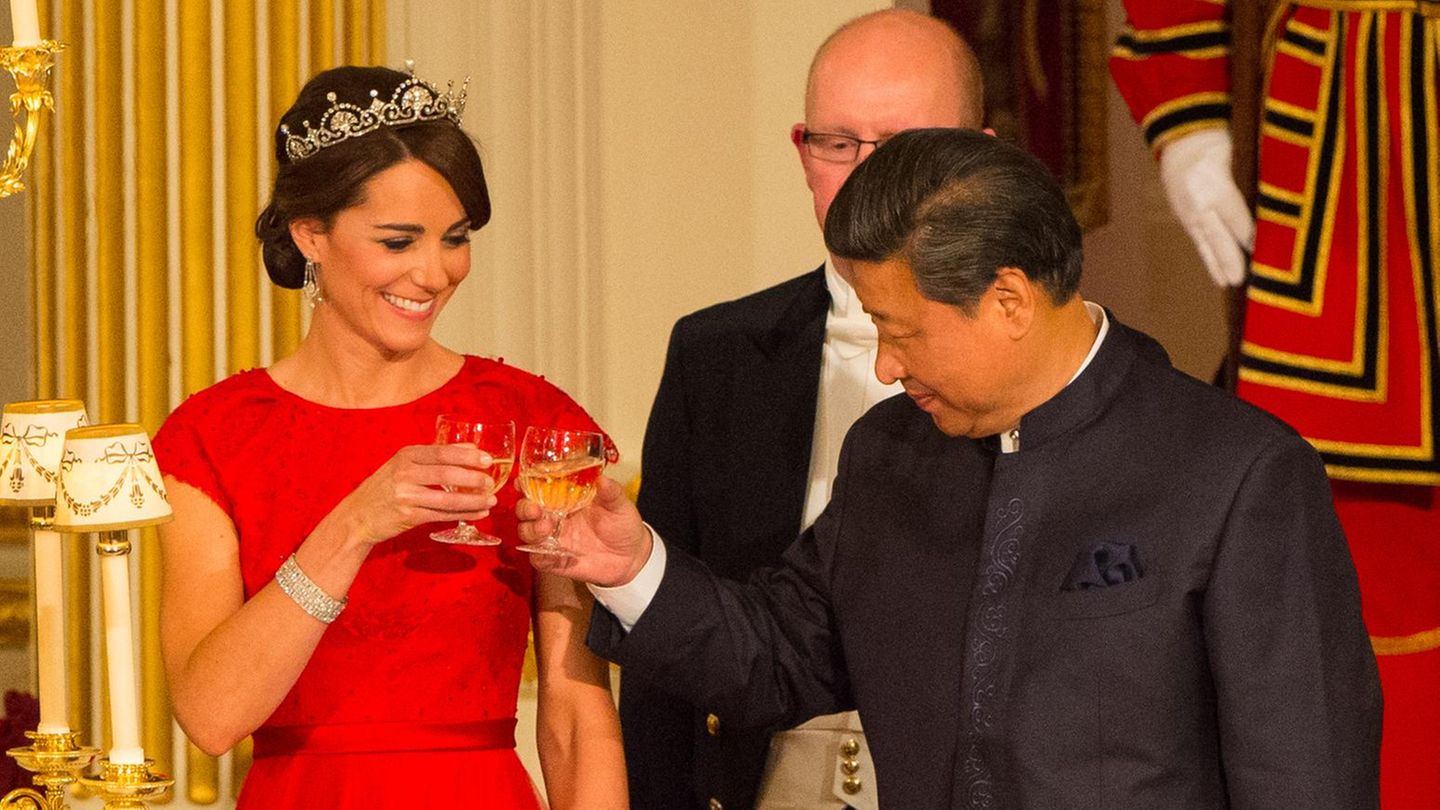 lotus-flower-diadem-wie-aus-einer-halskette-kates-erstes-staatsbankett-diadem-wurde