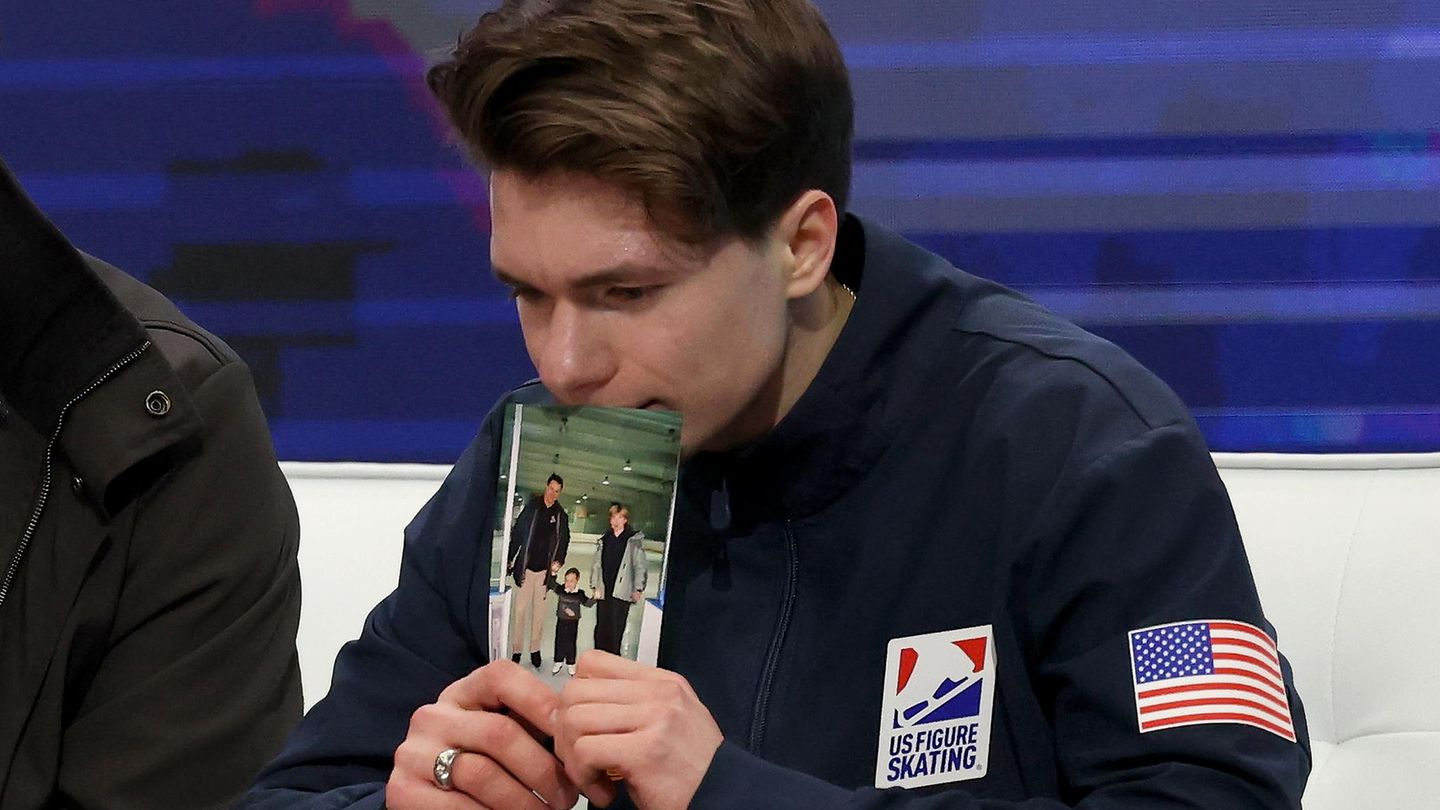 Maxim-Naumow-Eiskunstlauf-Star-Maxim-Naumow-weint-mit-Bild-seiner-tragisch-verstorbenen-Eltern