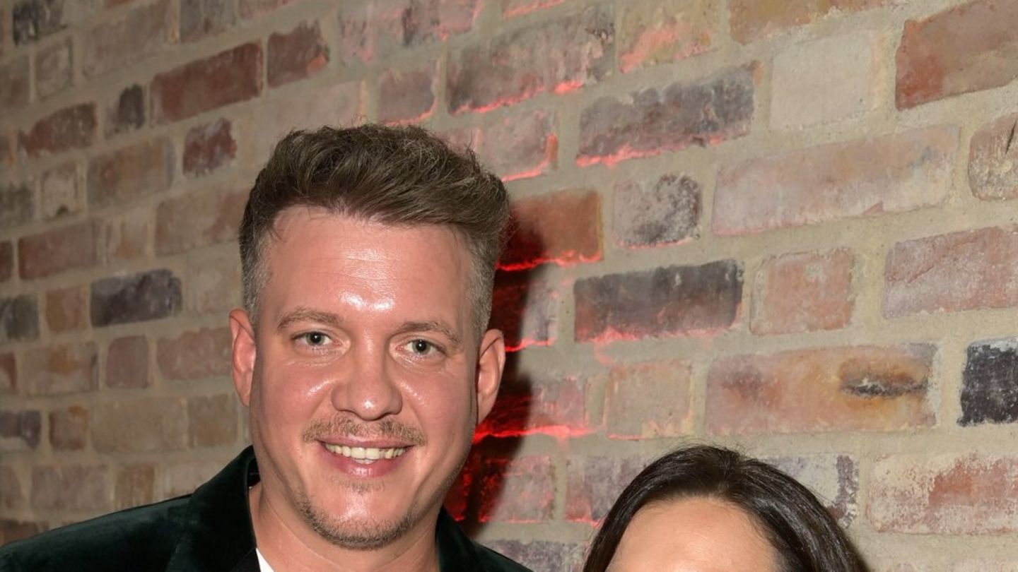 Anne-Menden-und-Gustav-Masurek-Sie-geben-Babygeschlecht-bekannt