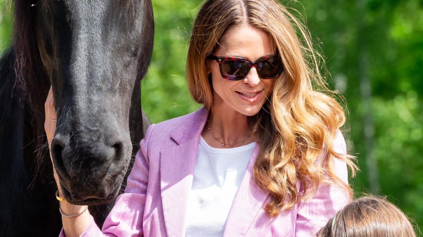 Prinzessin-Madeleine-Sie-berrascht-Leonore-und-Adrienne-mit-einem-eigenen-Pony