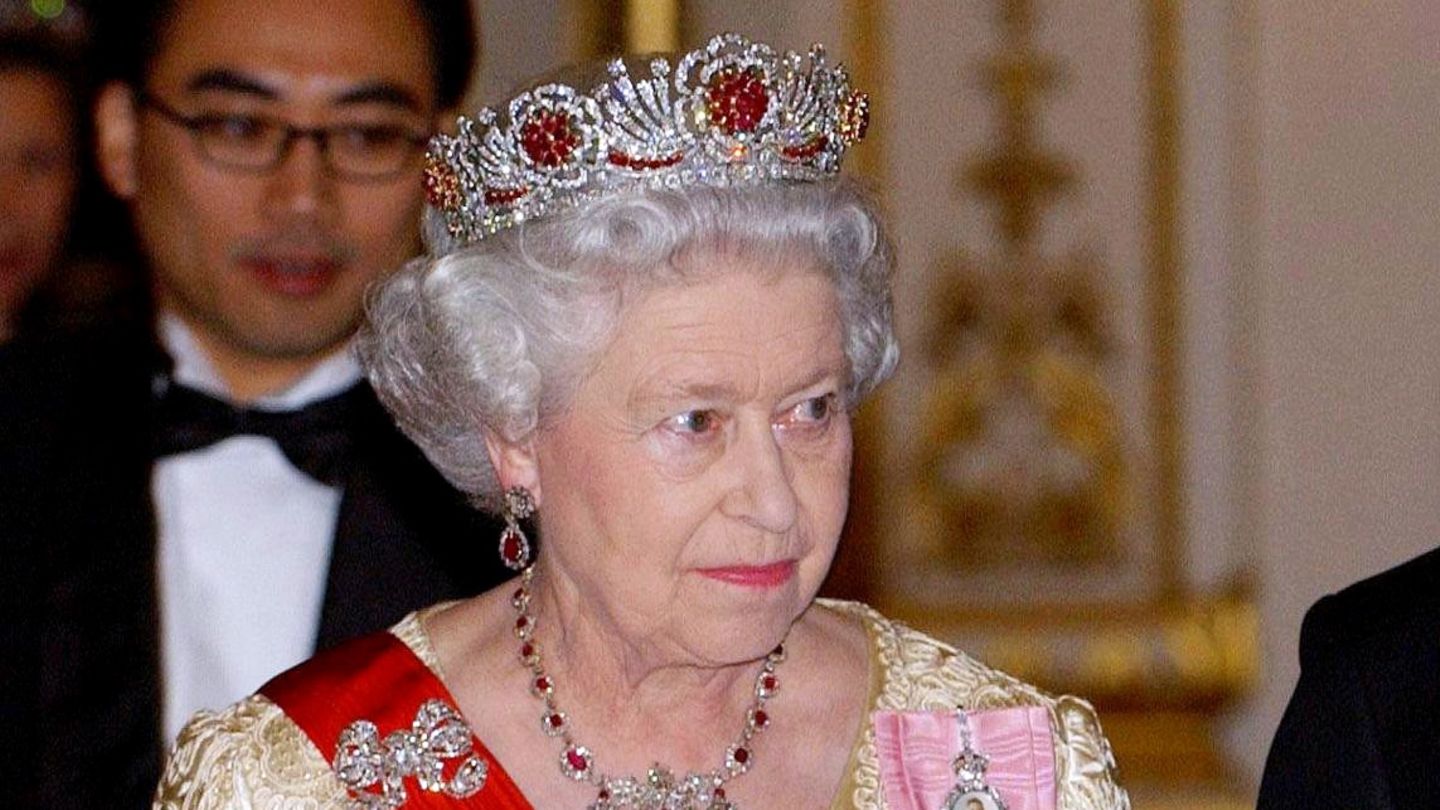 96-Rubine-f-r-96-Lebensjahre-Darum-wirft-Queen-Elizabeths-Burmese-Ruby-Diadem-Fragen-auf