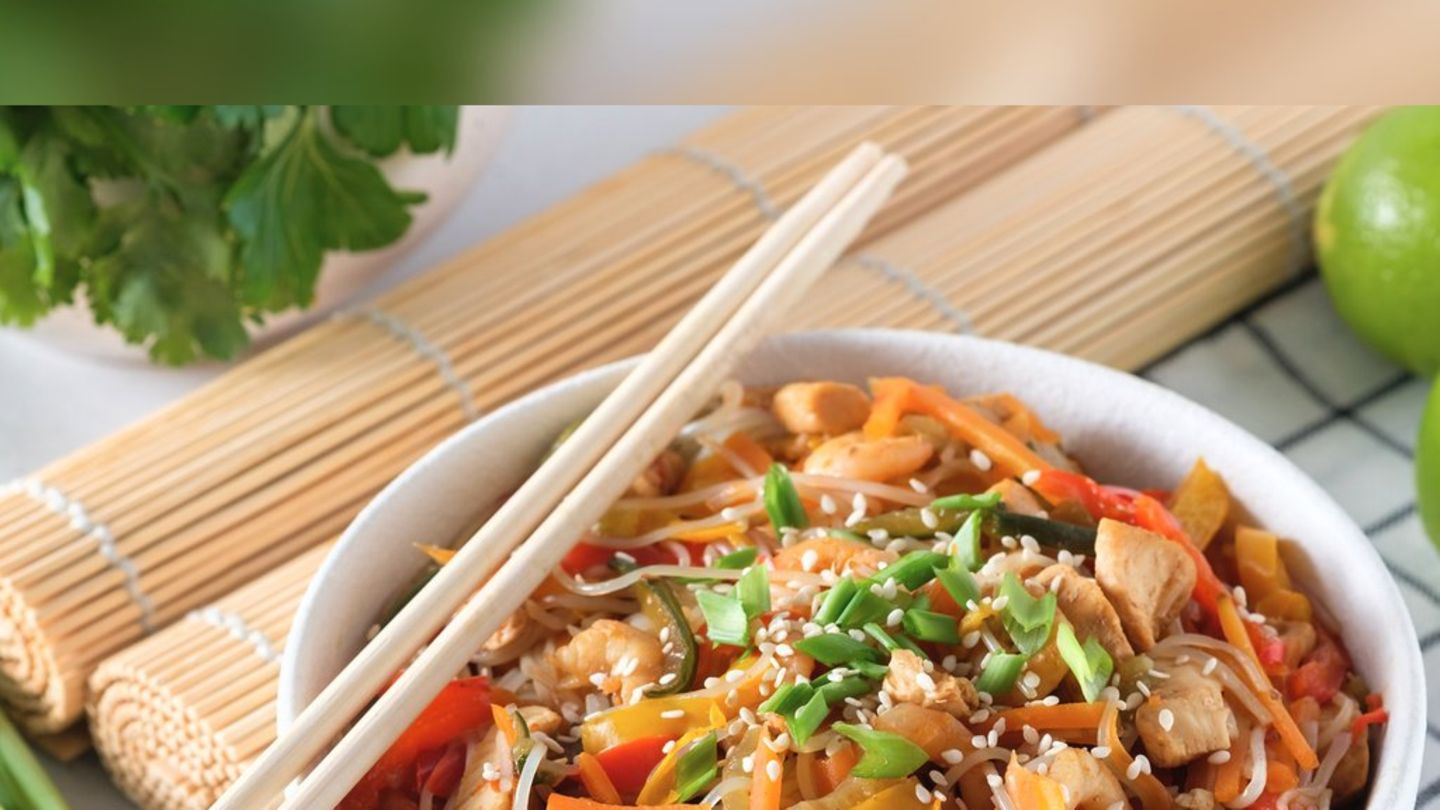 W-rziger-Wokgenuss-Asiatische-Glasnudel-Bowl