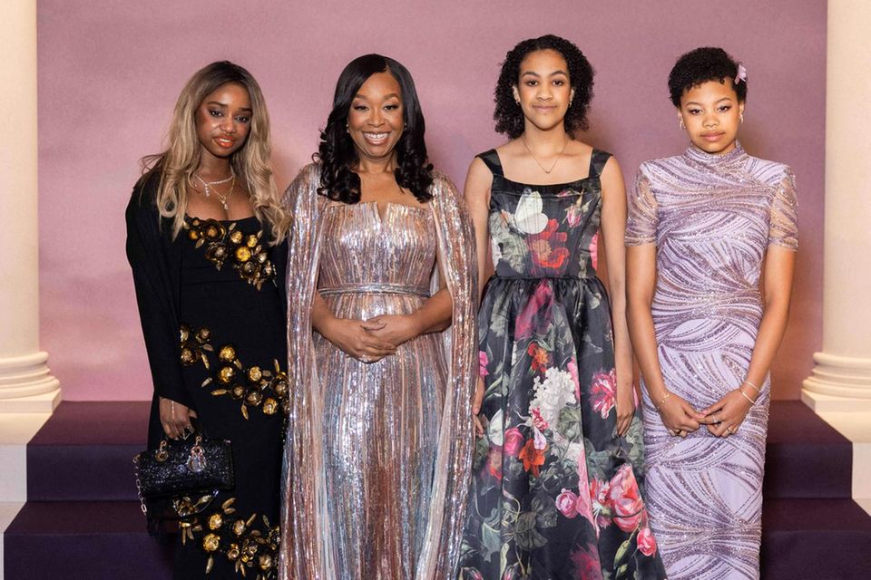 Shonda Rhimes mit ihren Töchtern Harper, Beckett und Emerson (v.l.n.r.)