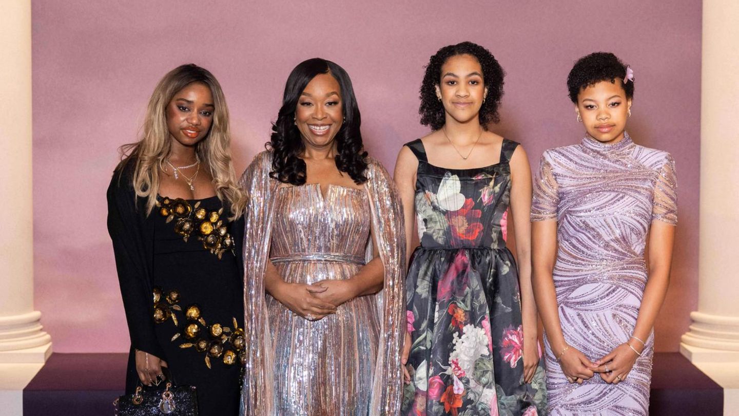 Shonda-Rhimes-Alleinerziehend-mit-3-T-chtern-So-lebt-die-Bridgerton-Macherin-privat