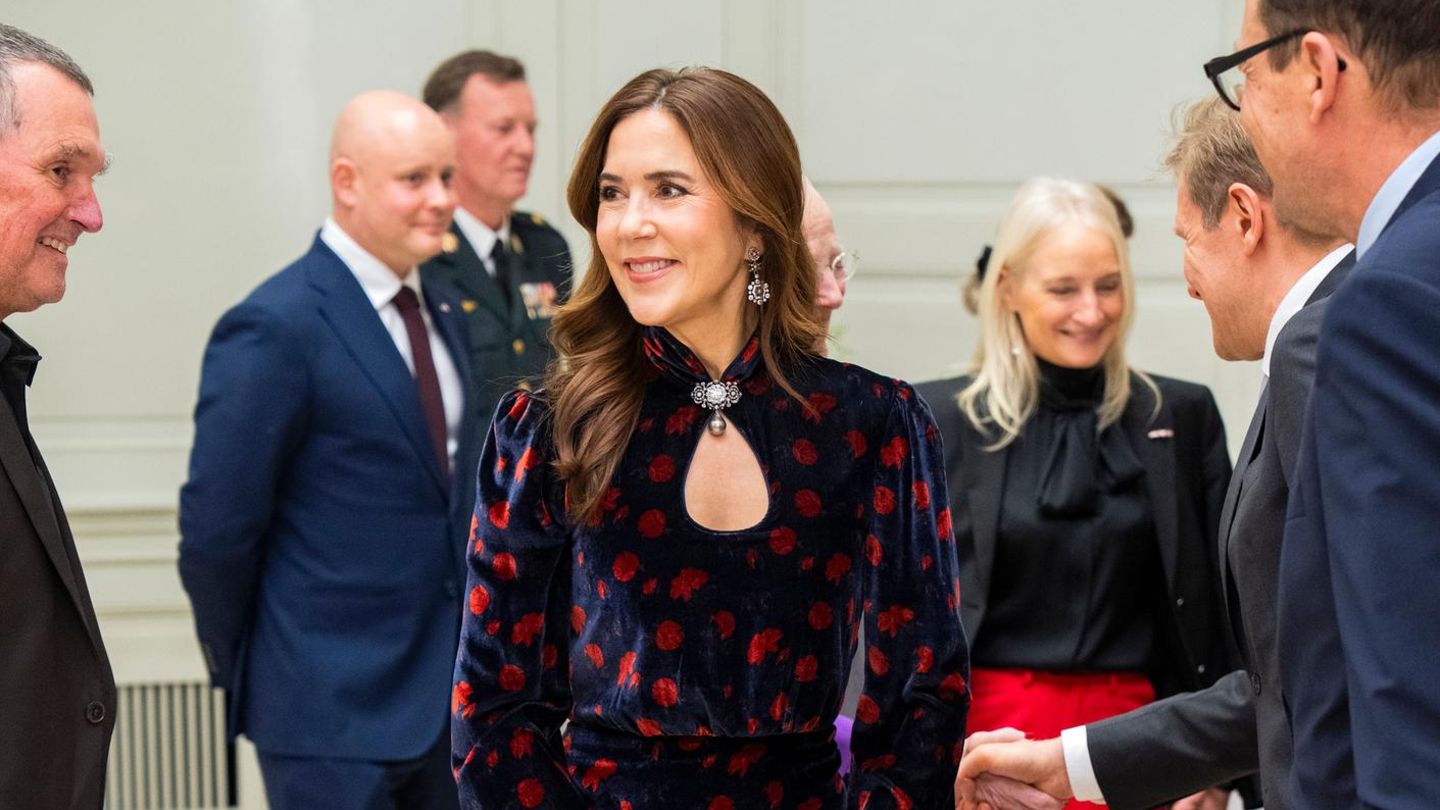 K-nigin-Mary-Diese-funkelnden-Details-verleihen-ihrem-Look-eine-ganz-besondere-Note