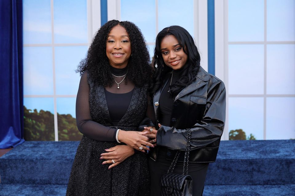 Shonda Rhimes und ihre Tochter Harper bei der "The Residence"-Premiere von Netflix im März 2025 in Los Angeles.