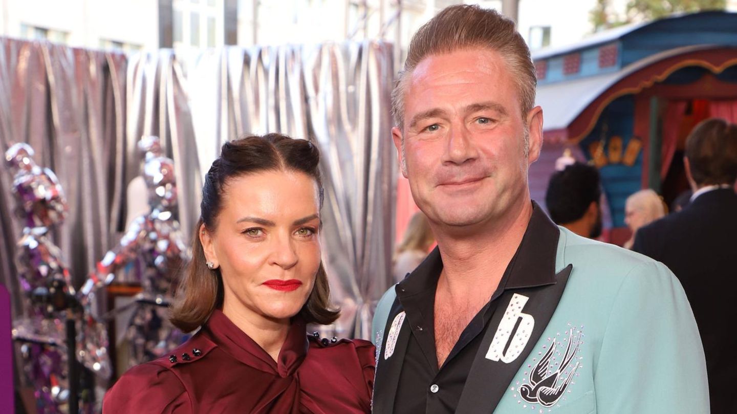 Sasha-S-nger-Sasha-bringt-seinen-Sohn-mit-dem-Golfcart-zur-Schule