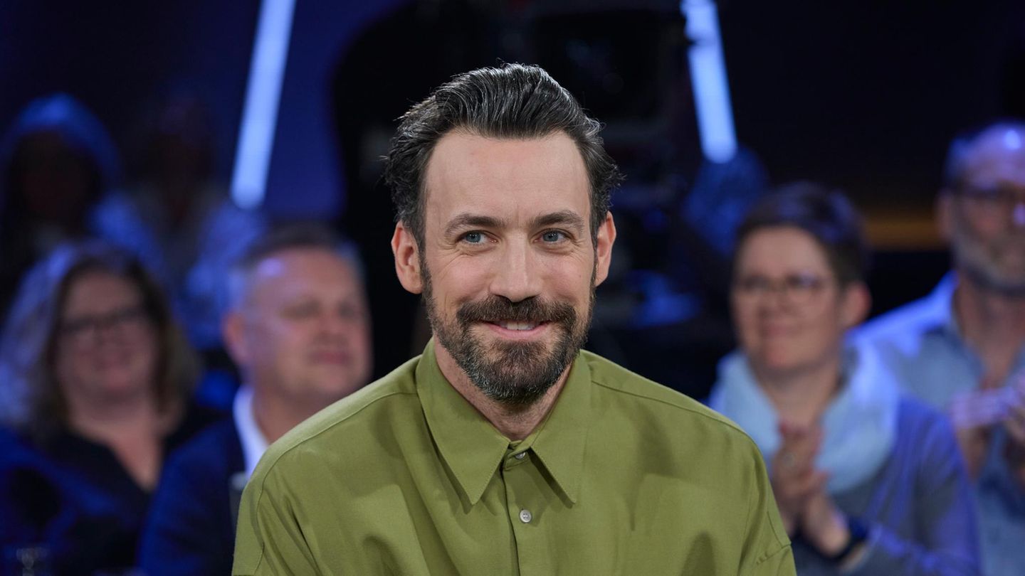 Jan-K-ppen-Zeigt-Dschungelcamp-Moderator-Jan-K-ppen-hier-sein-Kind-