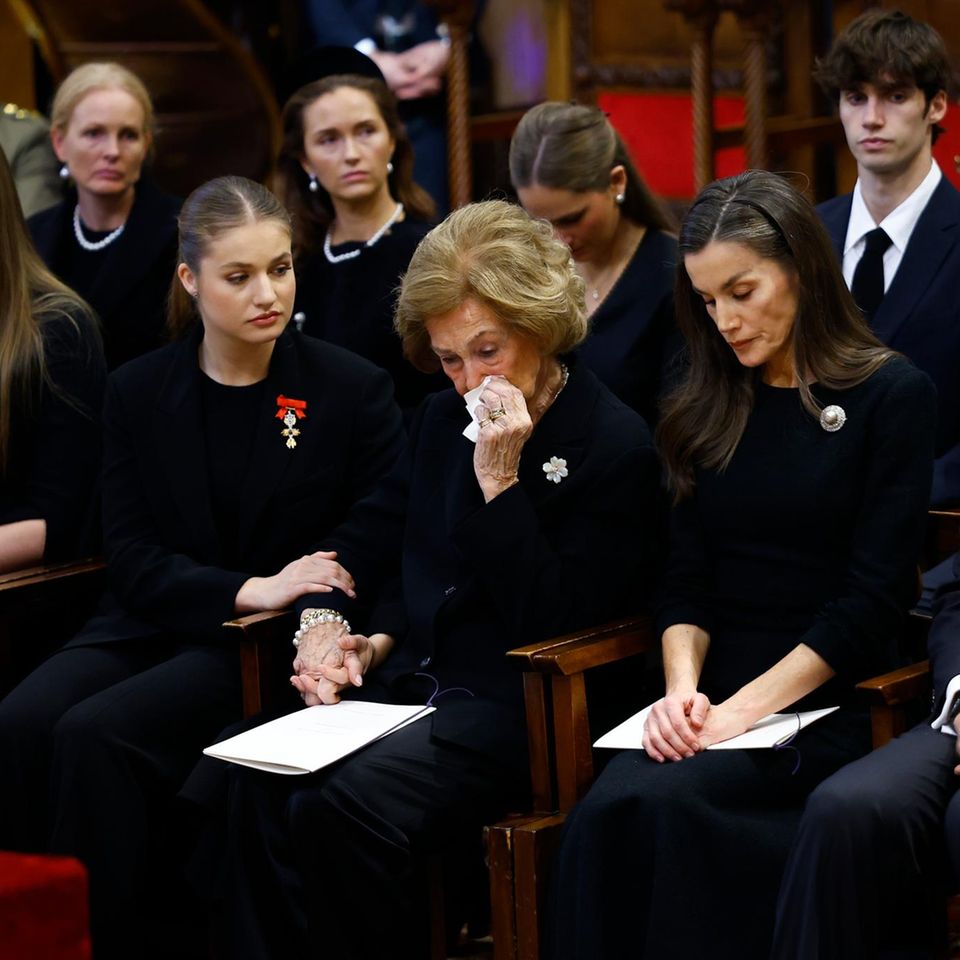 Prinzessin Leonor steht ihrer weinenden Großmutter bei und hält während der Trauerfeier liebevoll die Hand von Königin Sofia. 