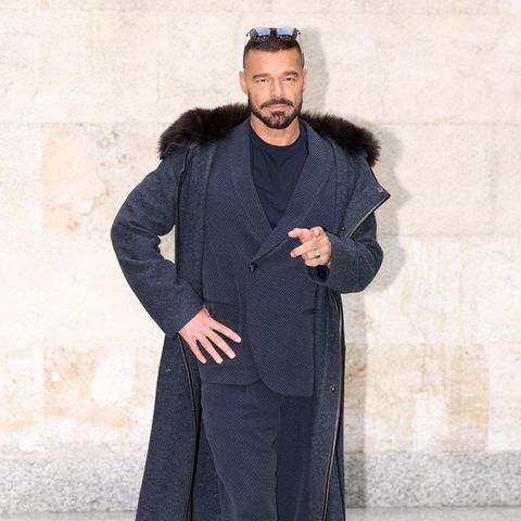 Es ist fast so, als wäre bei Ricky Martin die Zeit stehen geblieben. Mit Fellkragen-Mantel, Hosenanzug und T-Shirt sieht er jünger denn je aus. Grund dafür ist, dass sein Look in einer Farbfamilie bleibt und Ricky lieber zum T-Shirt, anstatt Hemd greift. 