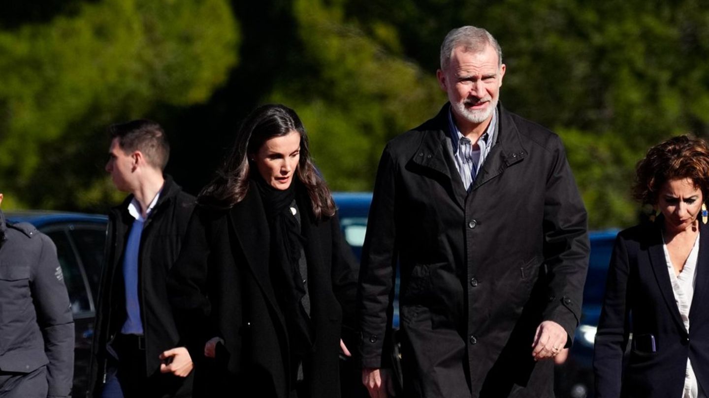 K-nig-Felipe-VI-und-K-nigin-Letizia-Sie-besuchen-Unfallstelle-in-Adamuz