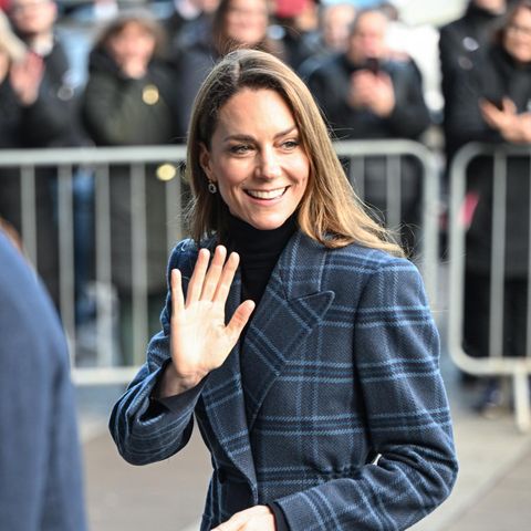 Bei ihrem Besuch in Stirling, Schottland, trägt Catherine, Princess of Wales einen neuen Mantel: Der "Patricia Coat" von Hobbs für rund 300 Euro besticht mit einer doppelreihigen Knopfleiste, breitem Revers und spitzen Schultern. Doch der Blick fällt bei ihrem Look auf ihre linke Hand...