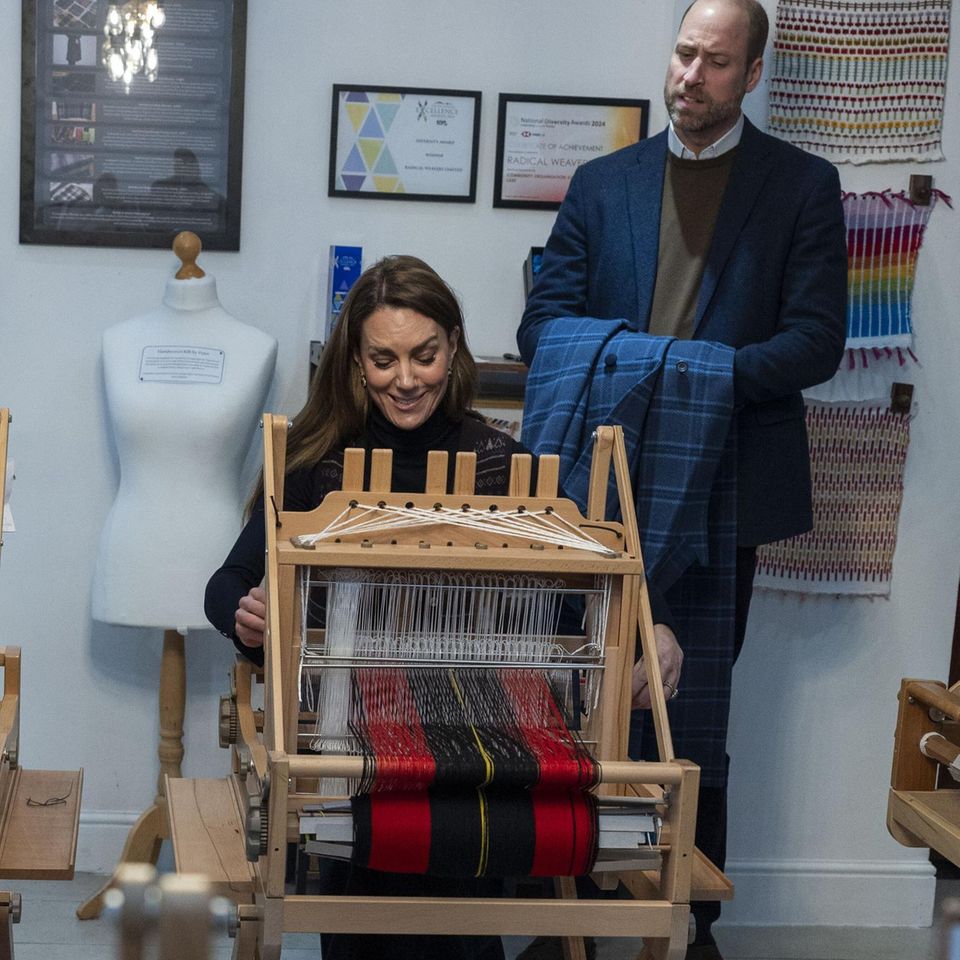 Natürlich darf die modebegeisterte Catherine selbst einmal Hand anlegen und sich am Webstuhl ausprobieren. William mimt den hochinteressierten Beobachter und Mantelhalter. Ihr Endergebnis soll in das neueste Projekt der Radical Weavers einfließen, den längsten Tartanschal der Welt. Ein Stoff, der durch Kates Mitwirkung vielleicht in die Geschichte eingehen wird. 