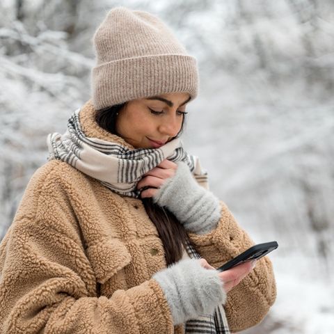 Im Winter kann das Smartphone Probleme machen - oder sogar Schaden nehmen.